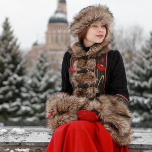 Armstreet Slavic Coat “Royal Ball”: Woolen zupan including faux fur hat and muff